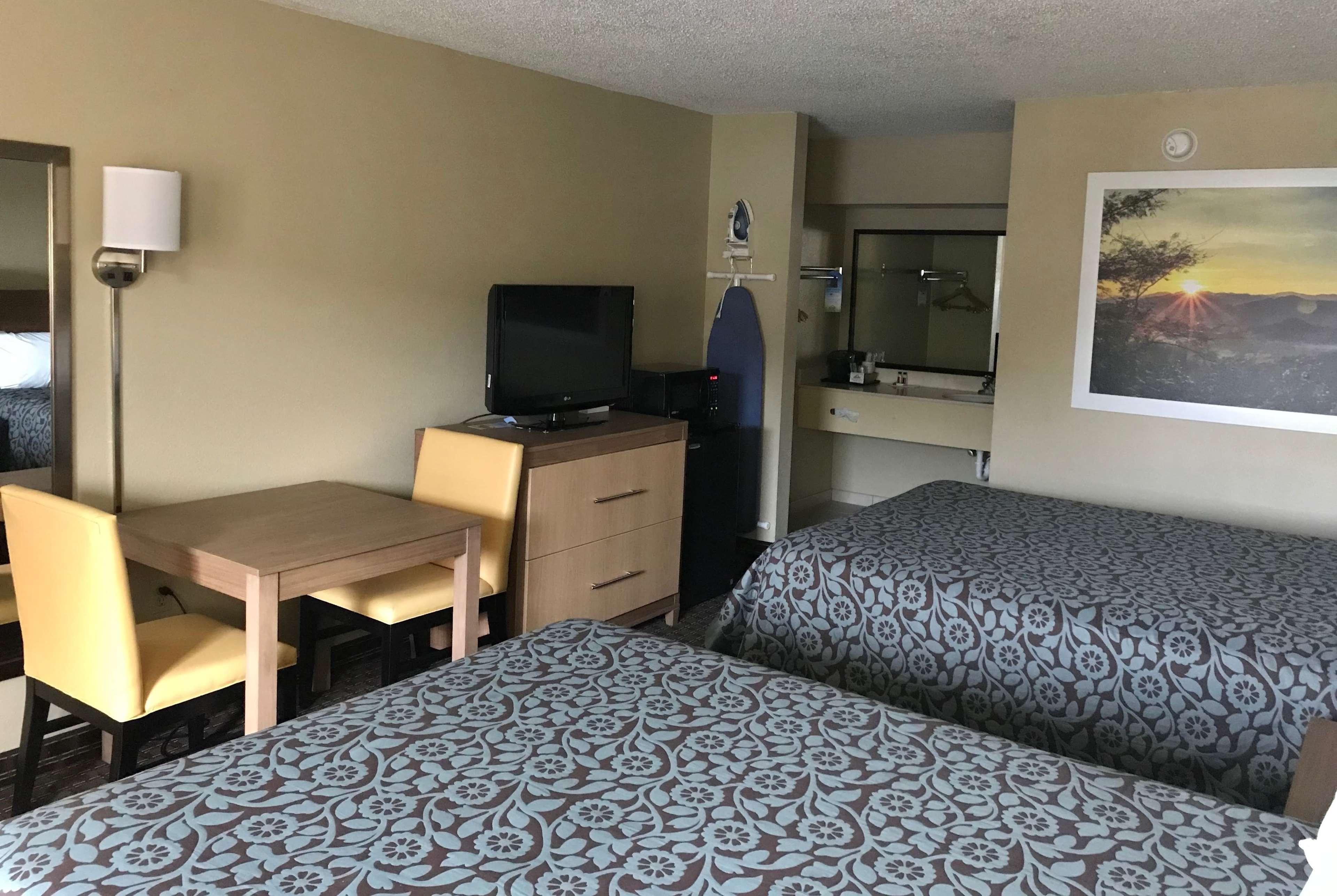 Days Inn By Wyndham Lexington-Columbia Exterior foto